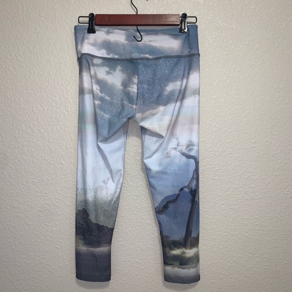 Onzie Desert Rain Graphic Capri Pants. - Picture 4 of 6